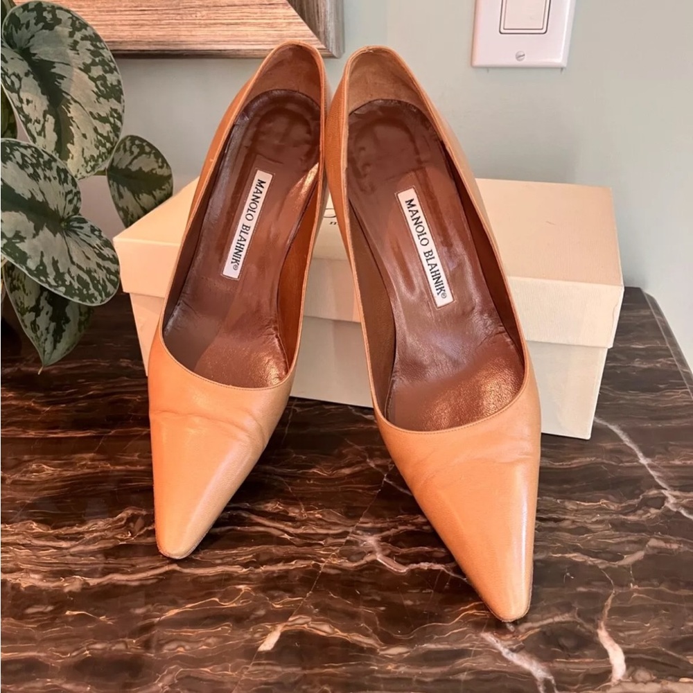 MANOLO  BLAHNIK Pointed-Toe Beige Leather Pumps 
EUR 38